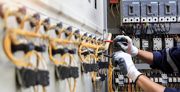 Professional Emergency Electrician technician working in Washington County County, OK